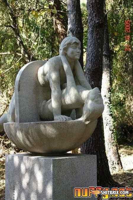 Weird_statue_01